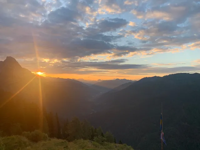 Lever de soleil sur un paysage montagneux